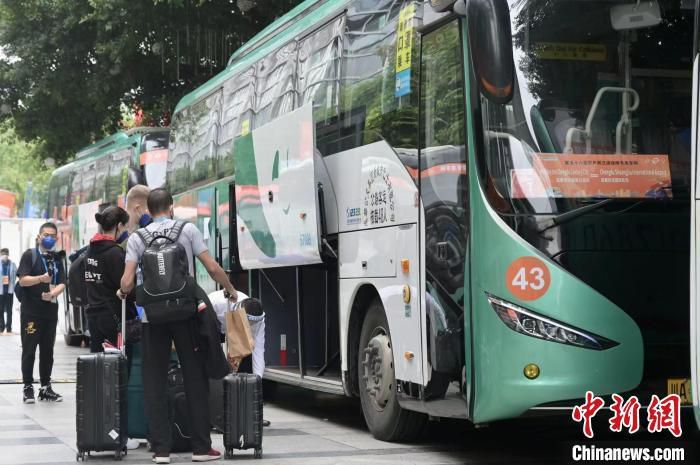 现在必须先等待罗马俱乐部的决定，是想要和斯皮纳佐拉续约，还是愿意在1月份放他前往沙特淘金。